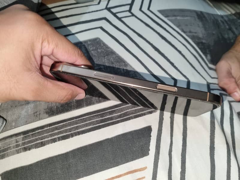 Apple iPhone 16 Pro Max 3