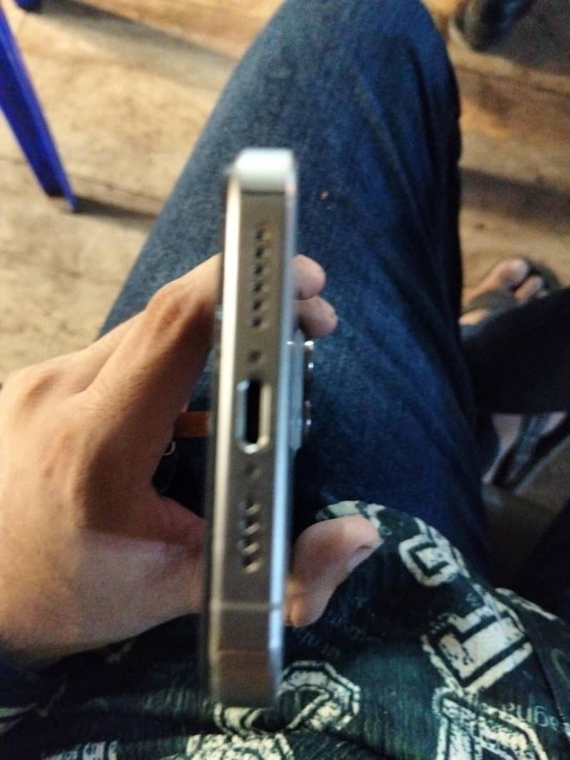 Apple iPhone 15 Pro Max 2