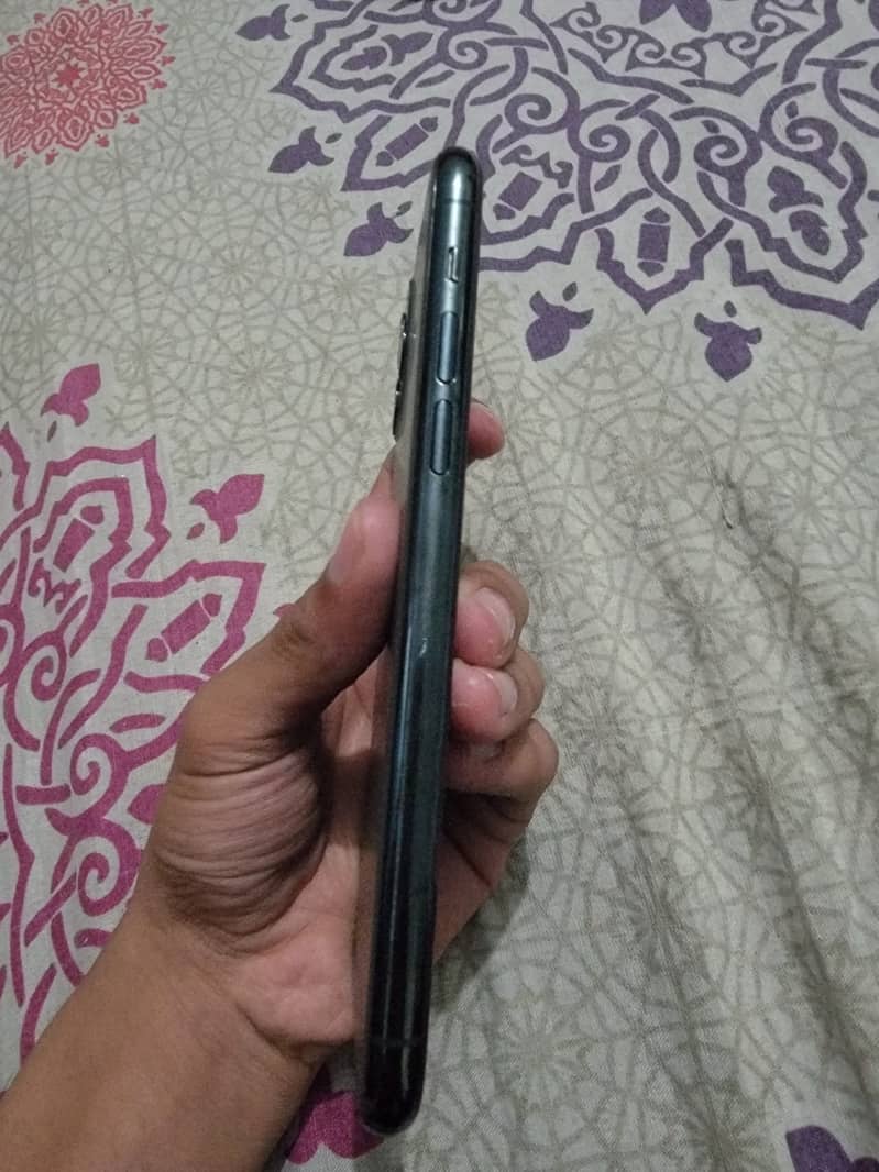 Apple iPhone 11 Pro 4