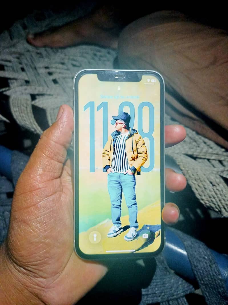 Apple iPhone 12 4