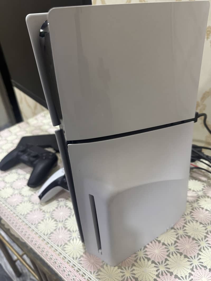 Ps5 slim disc 1TB + 1 extra controller 3
