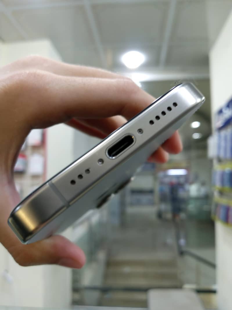 Apple iPhone 15 pro 3