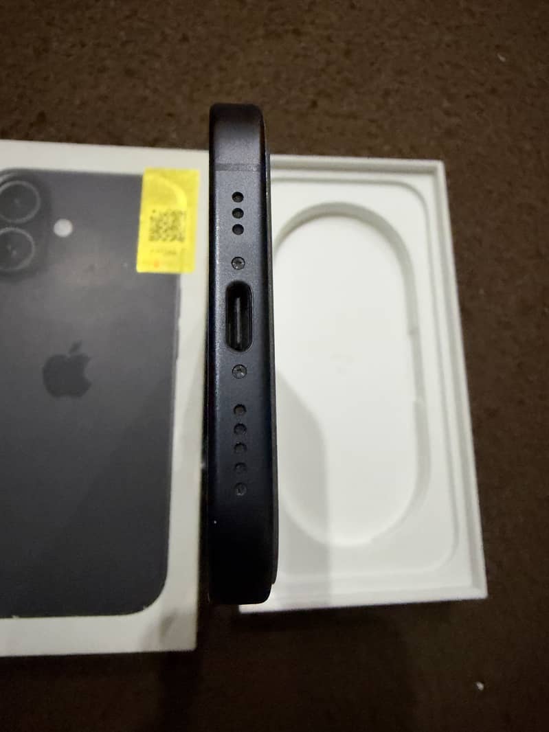 Apple iPhone 16 4