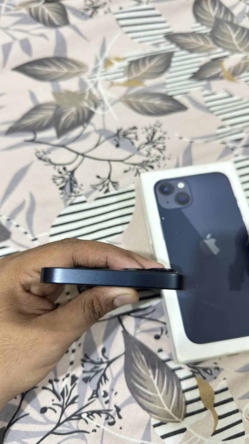 Apple iPhone 13 5