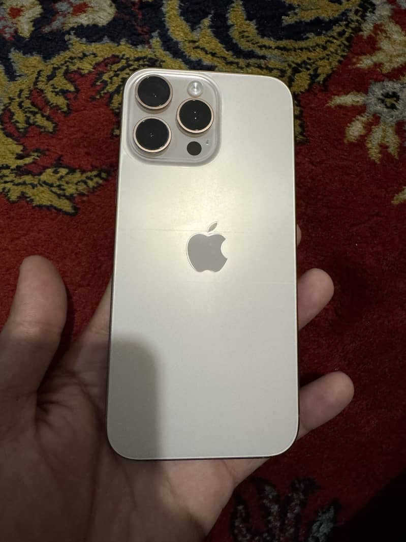 Apple iPhone 16 Pro Max 4