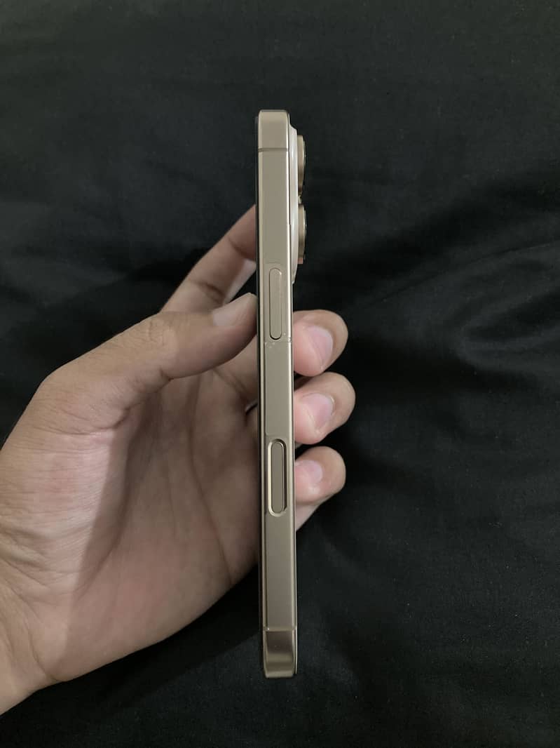 Apple iPhone 16 Pro 3
