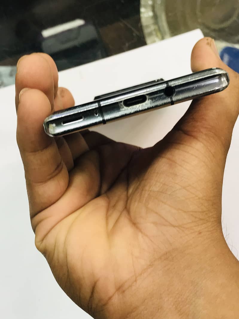 Sharp Aquos R6 4