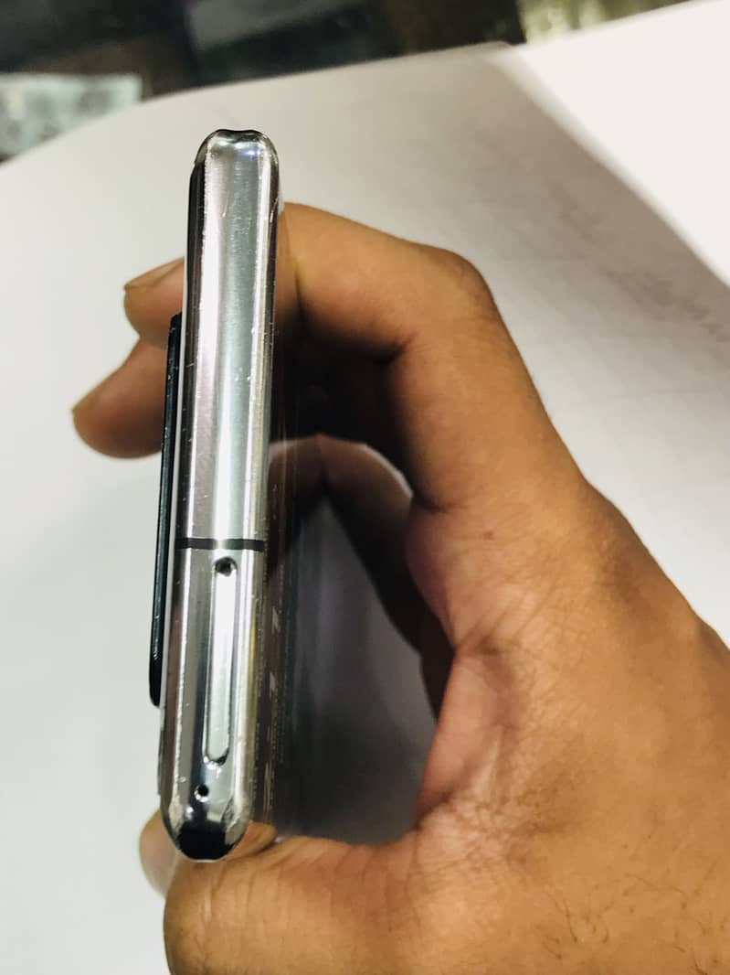 Sharp Aquos R6 12
