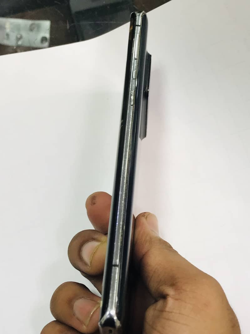 Sharp Aquos R6 13