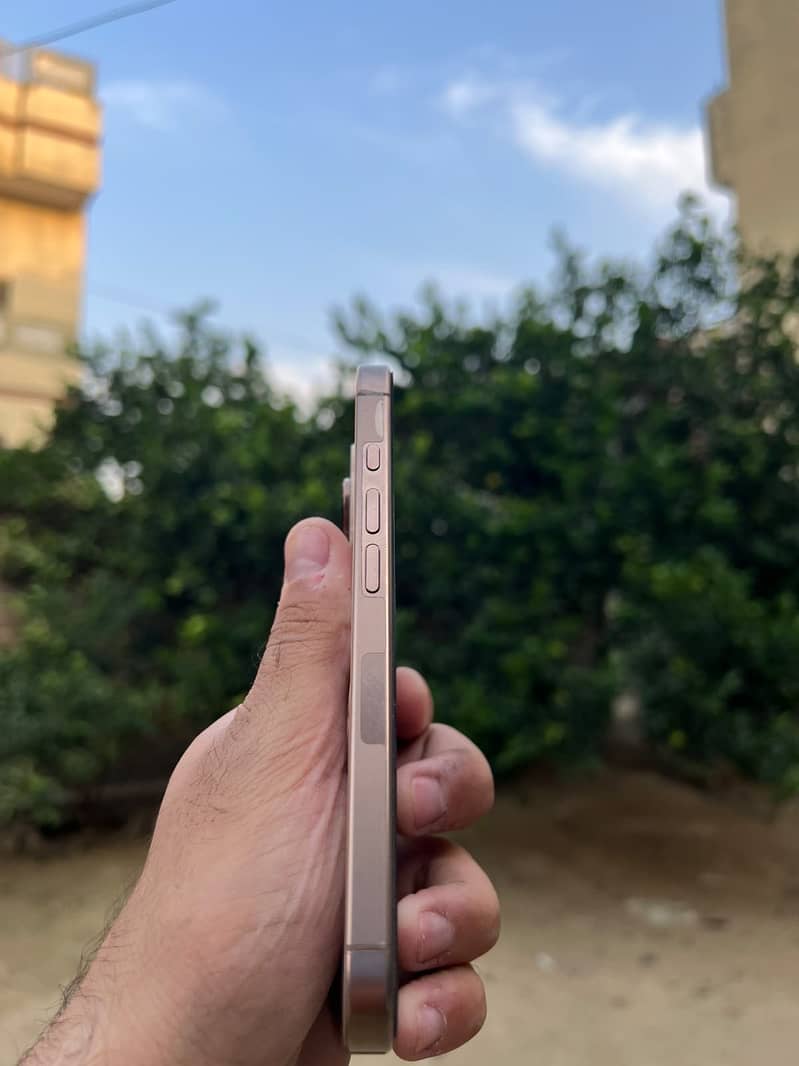 Apple iPhone 16 Pro 2