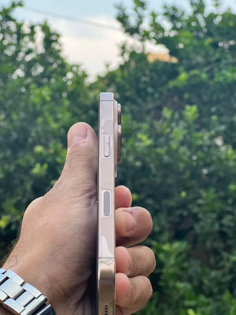 Apple iPhone 16 Pro 3