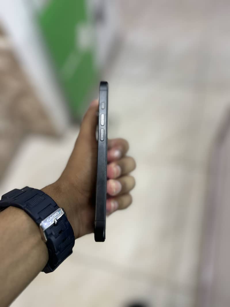 Apple iPhone 15 Pro 4