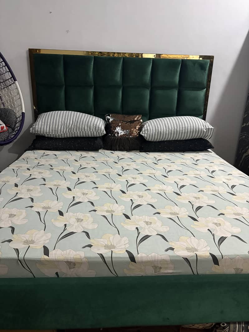 Bed and 2 Sofas 0