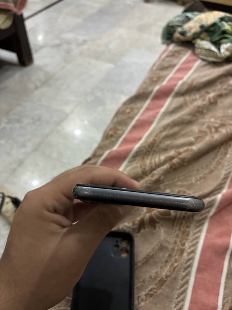 Apple iPhone 11 4
