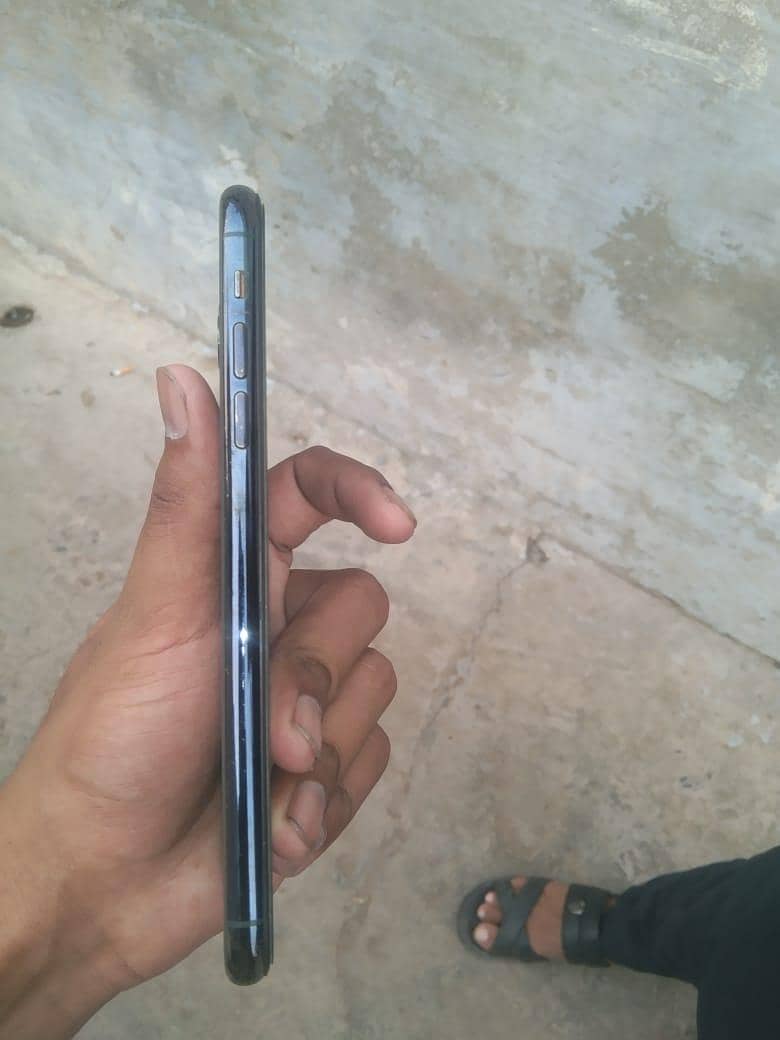 Apple iPhone 11 Pro Max 2