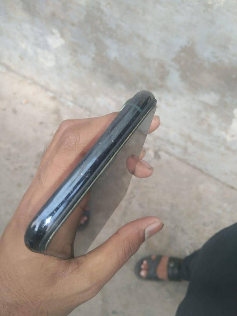 Apple iPhone 11 Pro Max 4