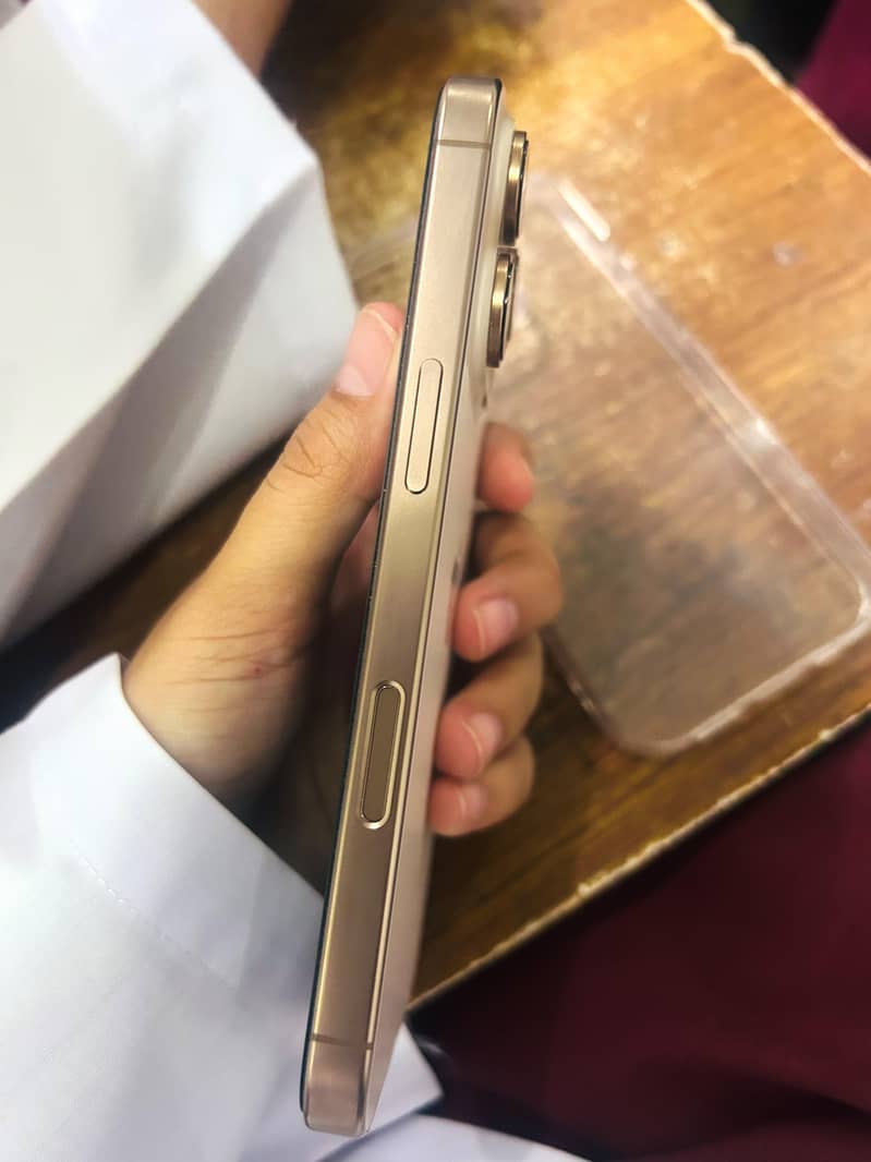 Apple iPhone 16 Pro 1