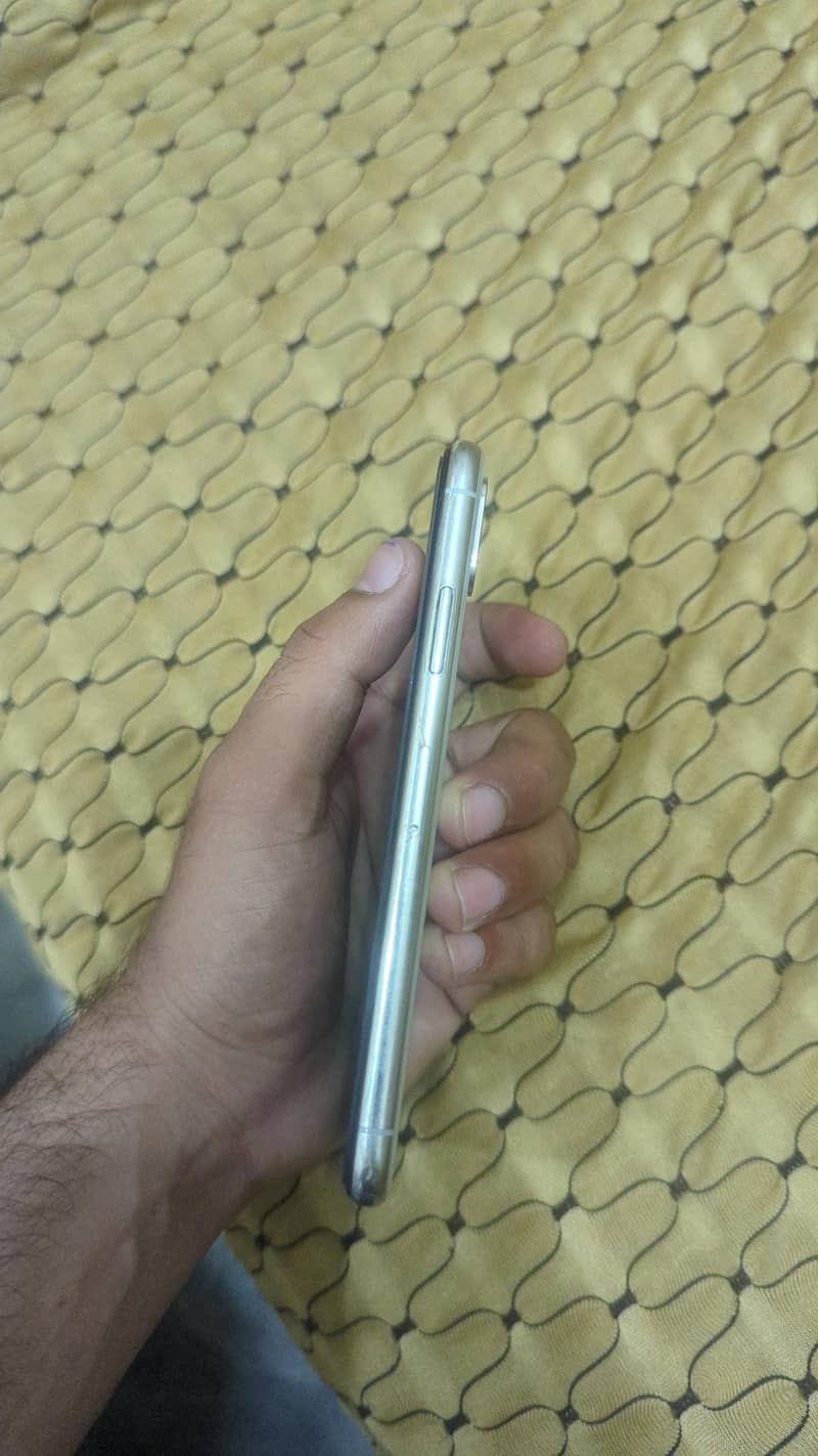 Apple iPhone X 4