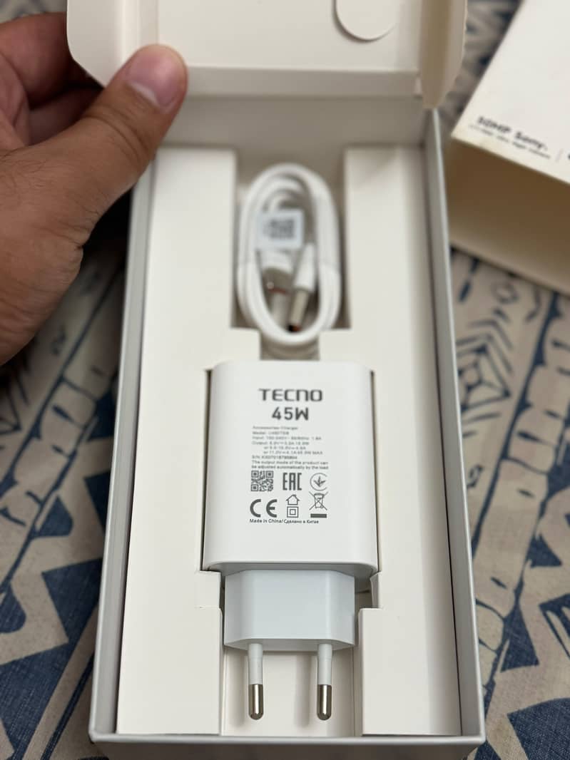 Tecno CAMON 40 Pro 1
