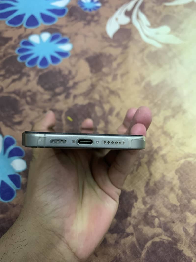 Apple iPhone 15 Pro Max 4