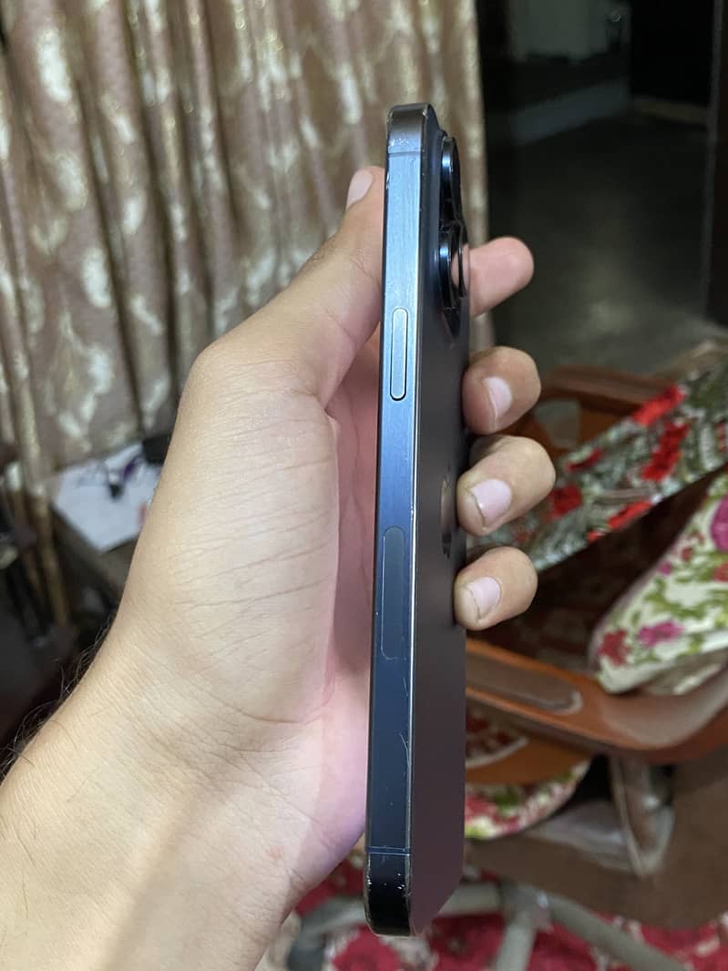 Apple iPhone 15 Pro Max 4