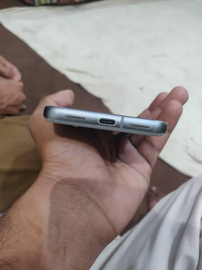 Google Pixel 8 4