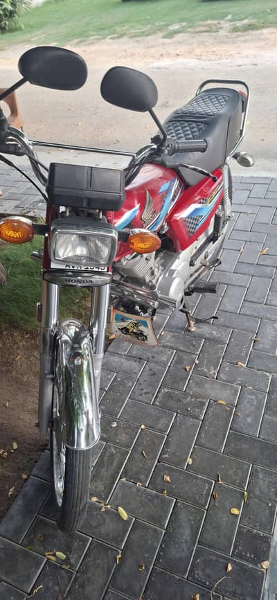 Honda 125 red color