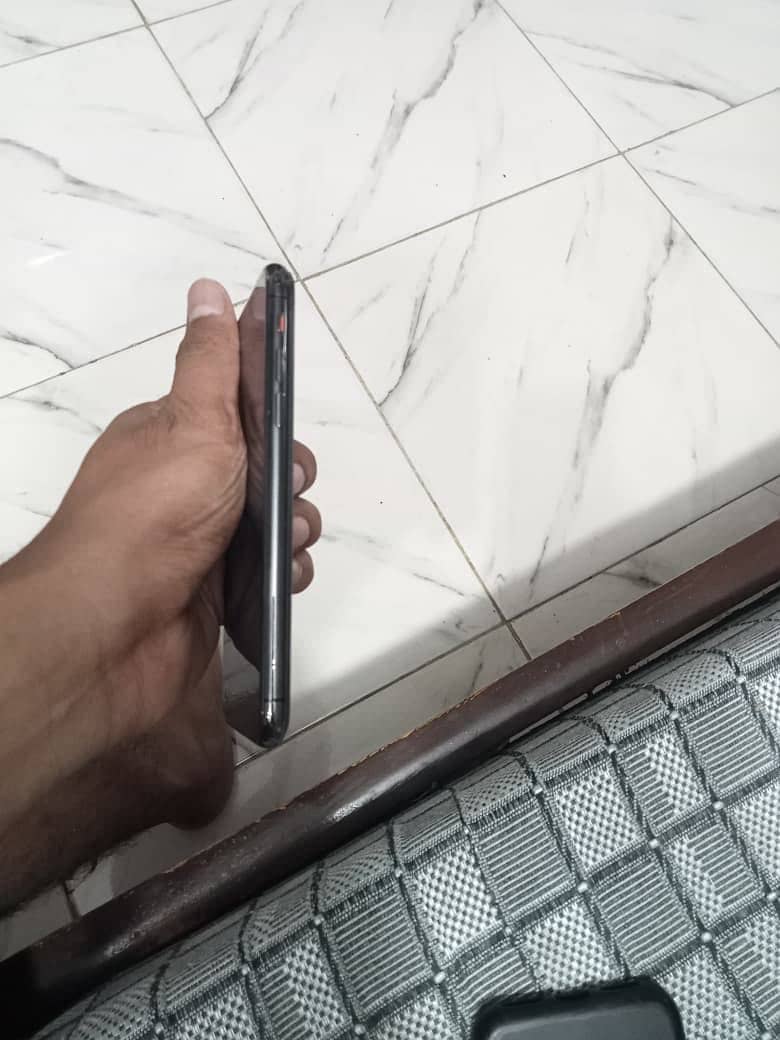 Apple iPhone X 3