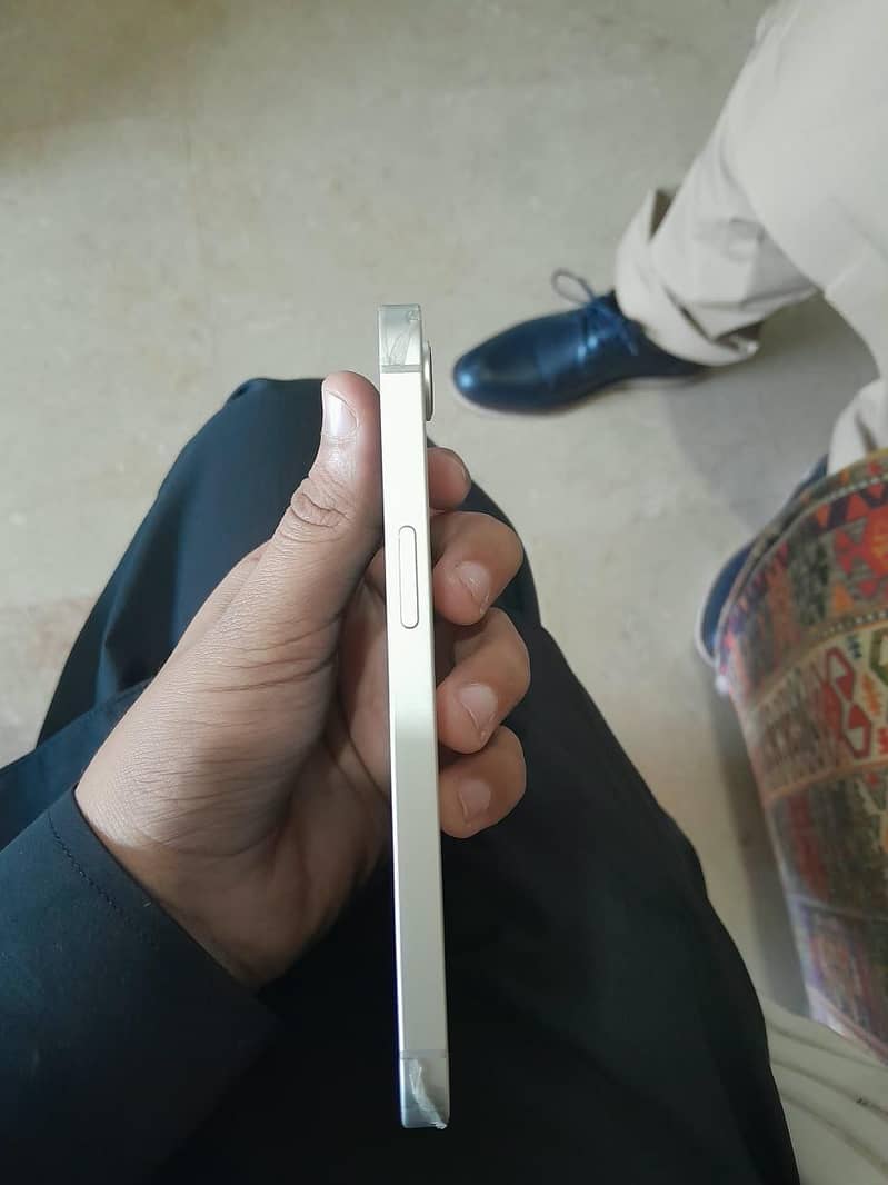 Apple iPhone 16e 1