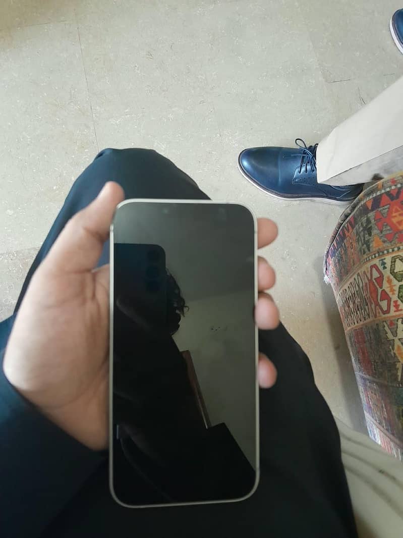 Apple iPhone 16e 2