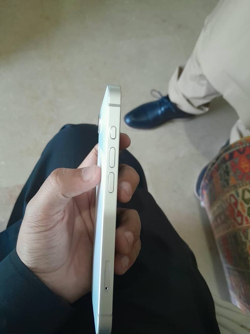 Apple iPhone 16e 3
