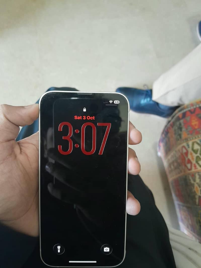 Apple iPhone 16e 4
