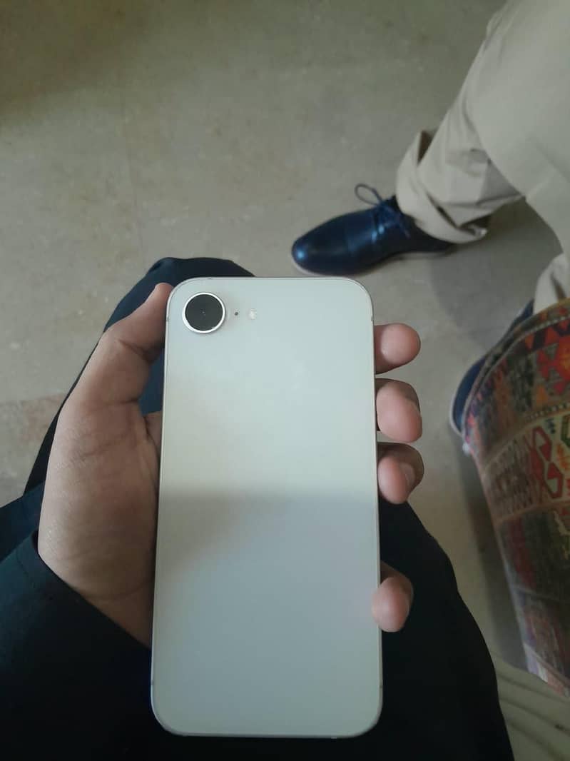 Apple iPhone 16e 5