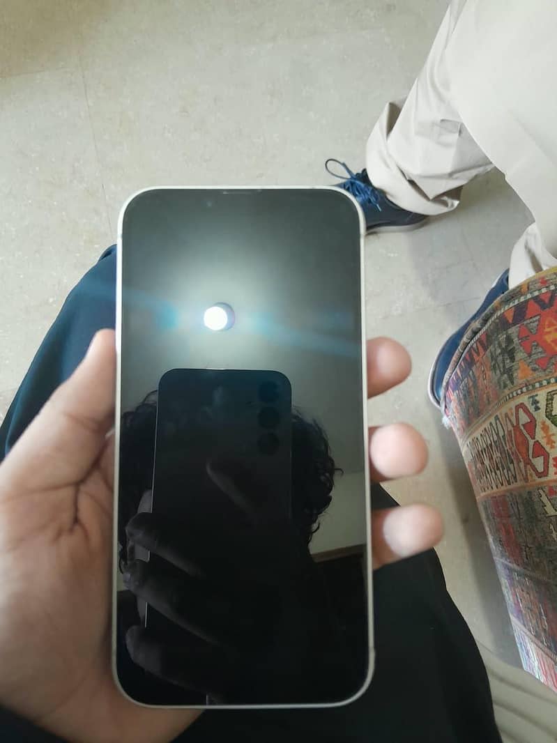 Apple iPhone 16e 7