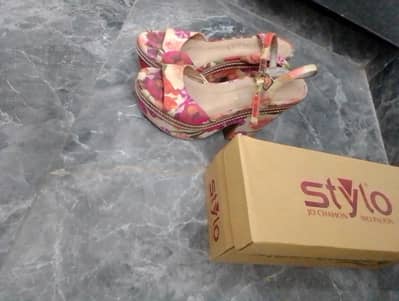 beautiful Floral platform heel sandals