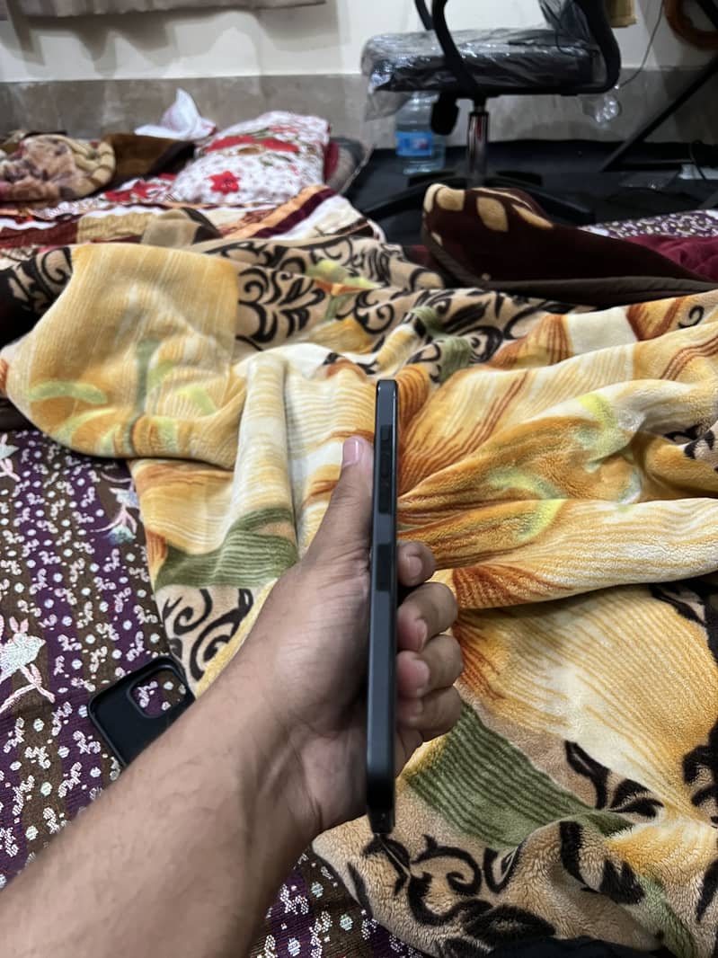 Apple iPhone 16 Pro Max 4