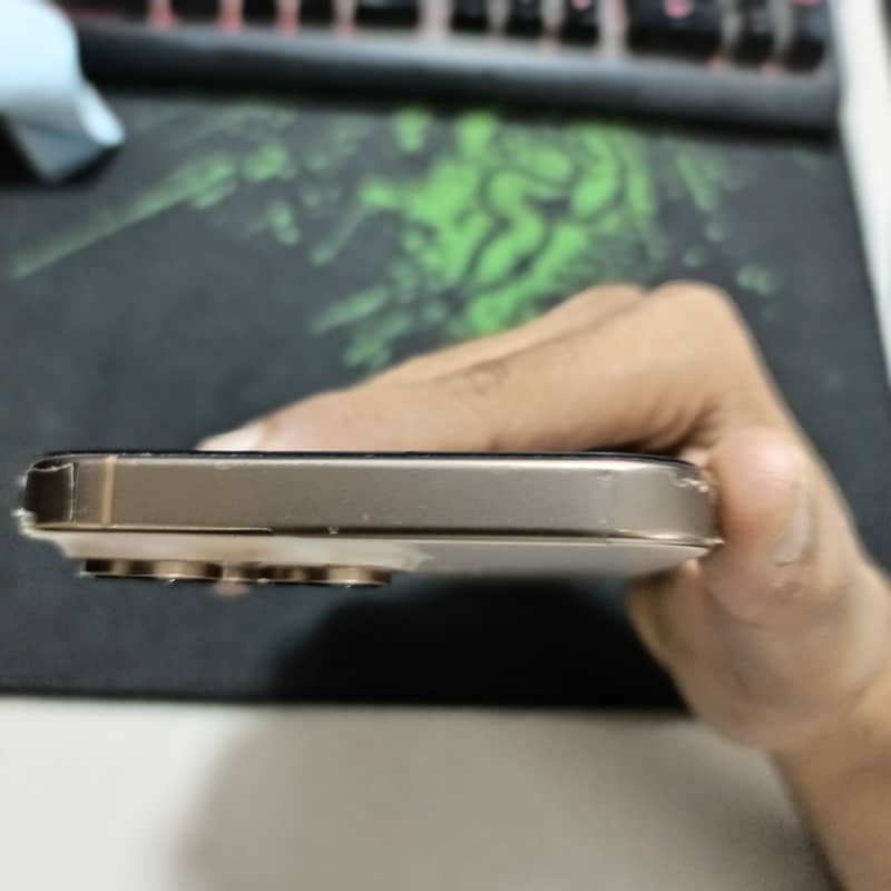 Apple iPhone 16 Pro Max 4