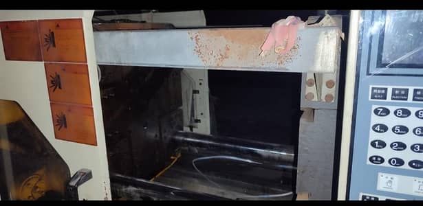 plastic molding machine