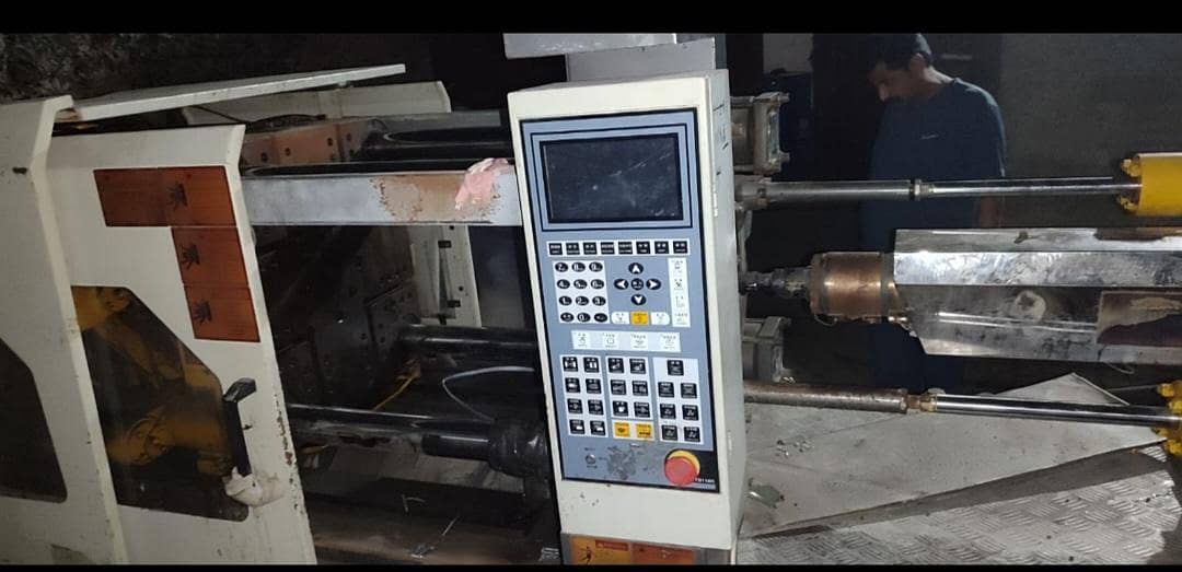 plastic molding machine 1