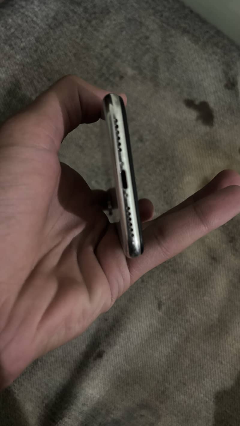Apple iPhone X 4