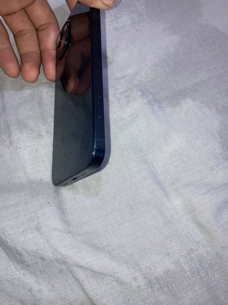 Apple iPhone 13 8