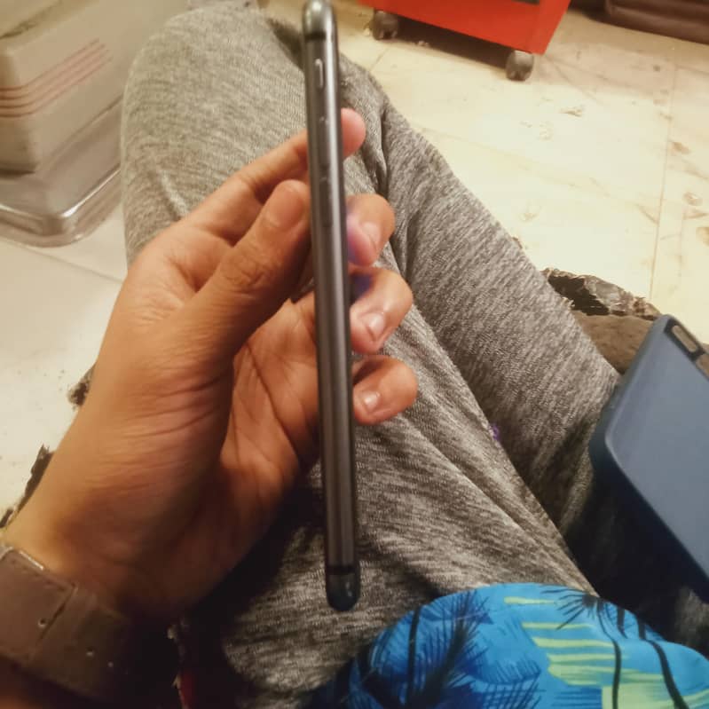 Apple iPhone 8 6