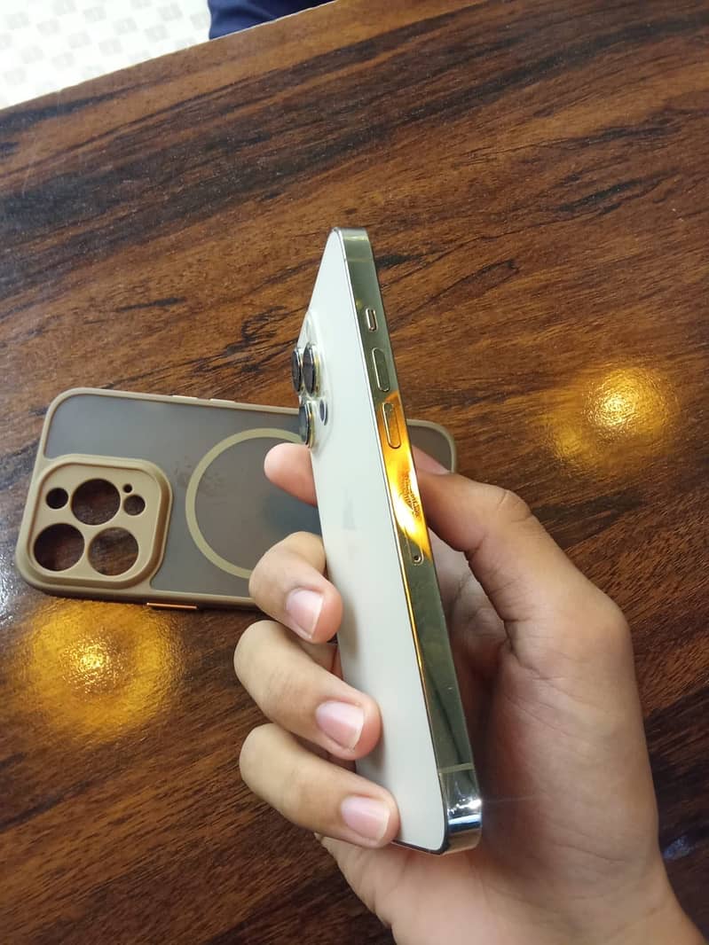 Apple iPhone 13 Pro 4