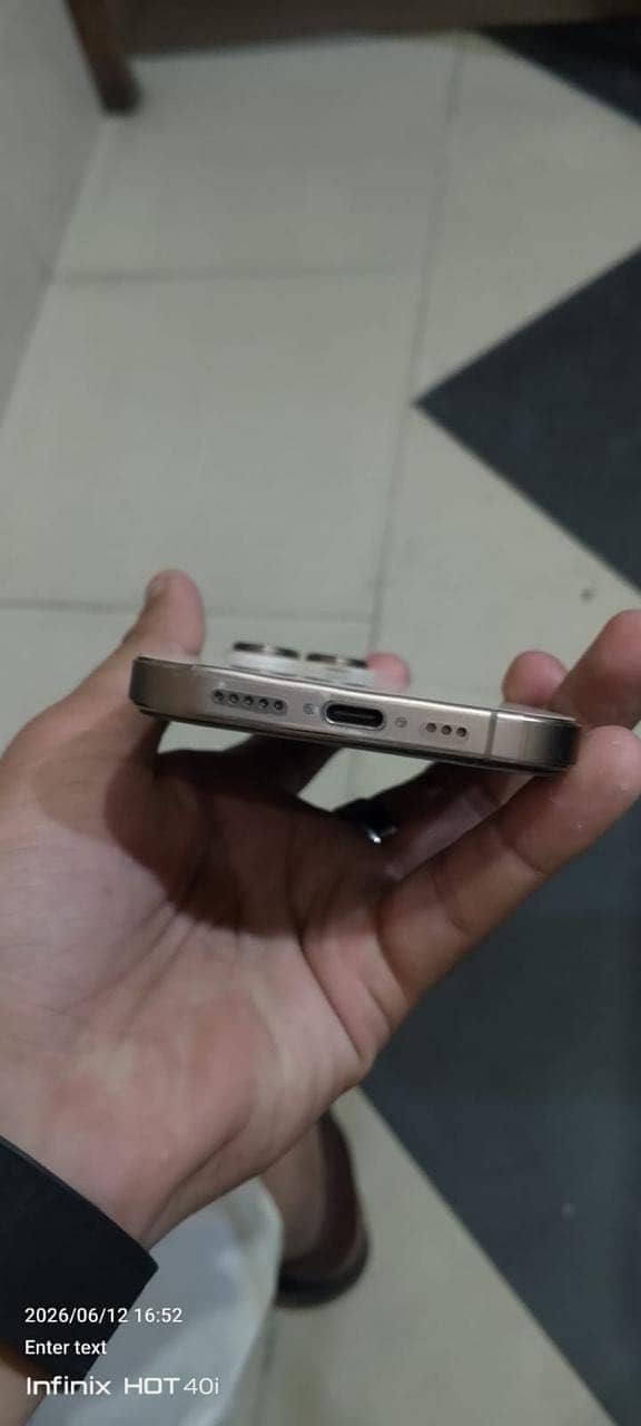 Apple iPhone 16 Pro 4