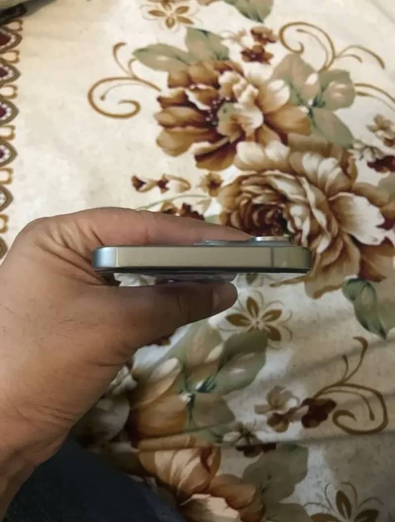 Apple iPhone 15 Pro Max 4
