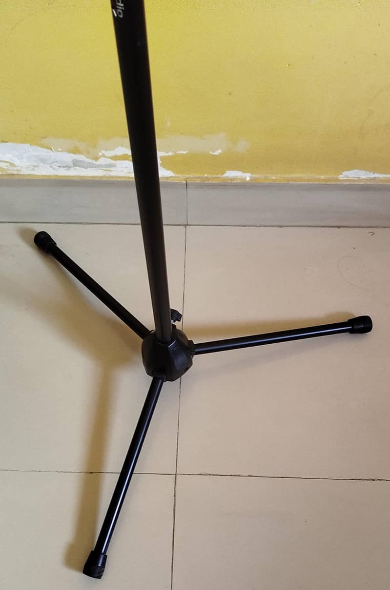 Solid Microphone Stand 1