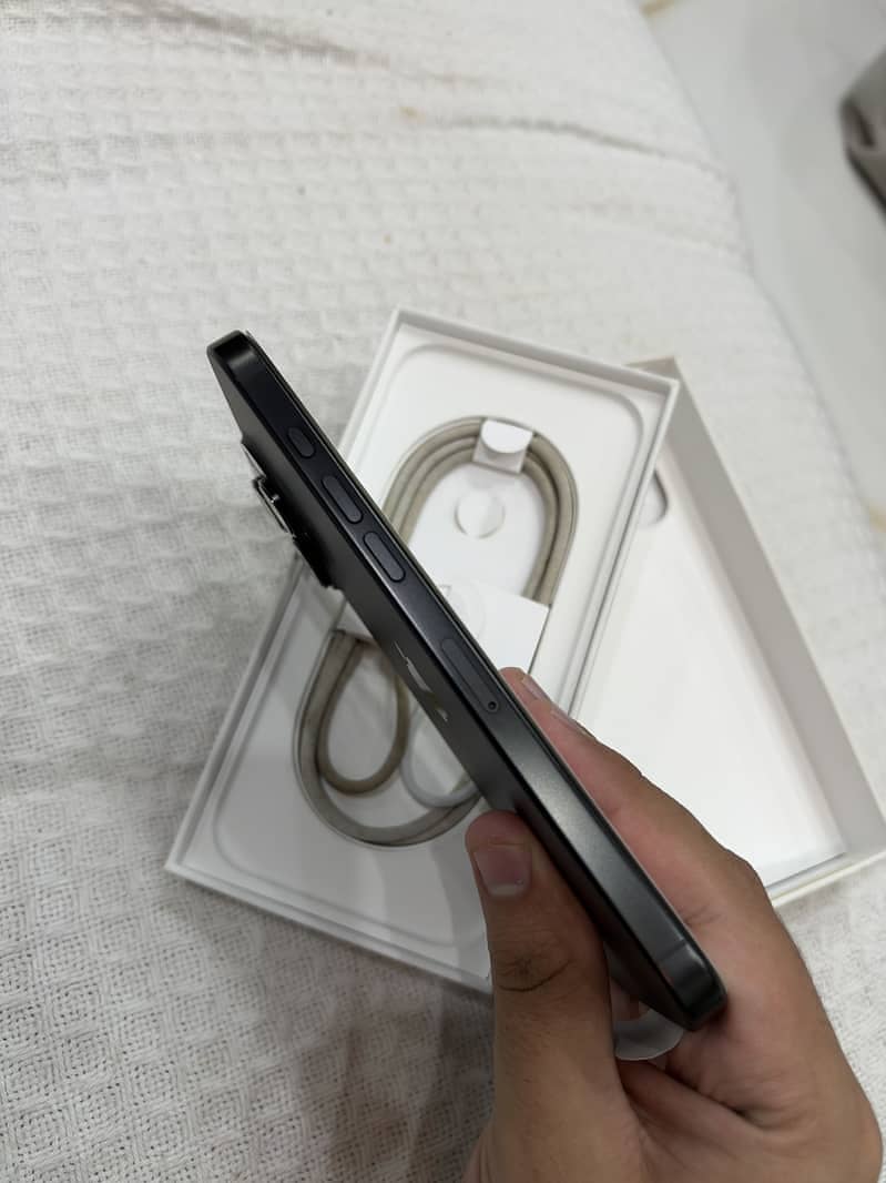 Apple iPhone 16 Pro Max 2