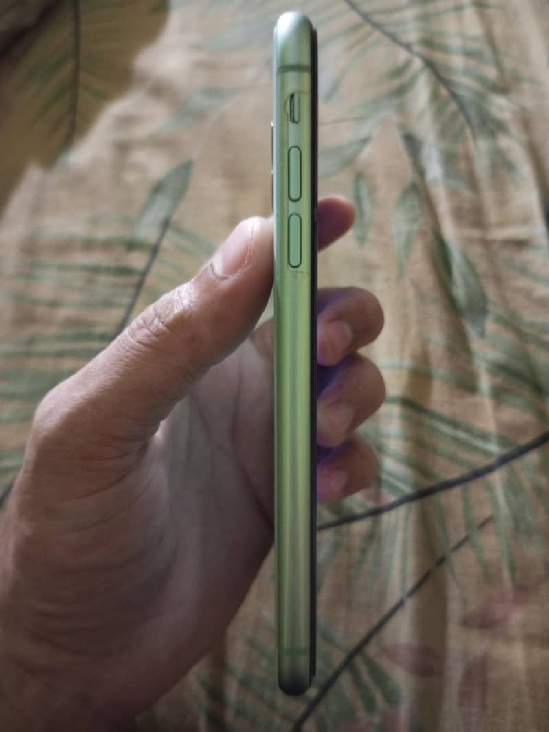 Apple iPhone 11 4
