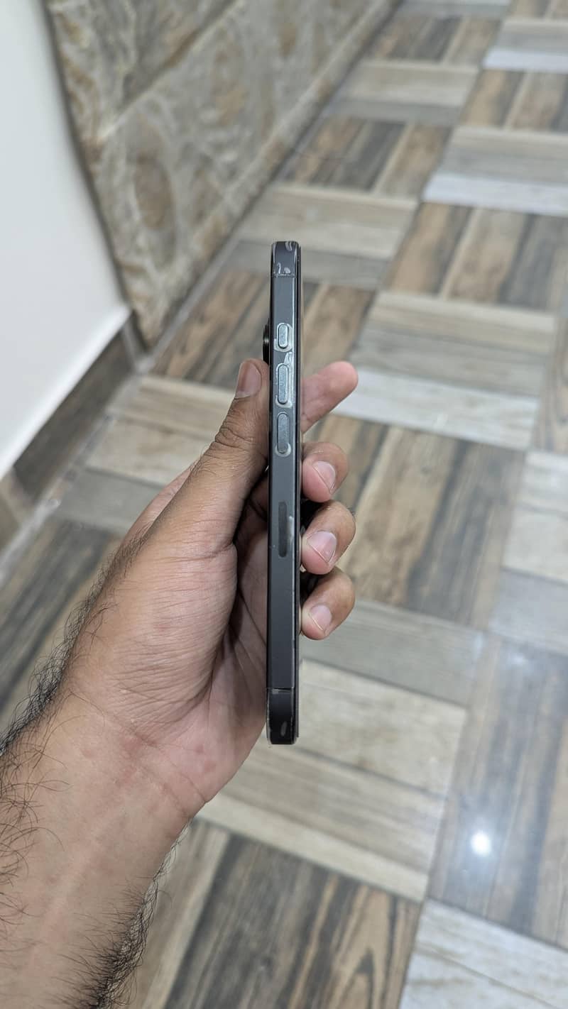 Apple iPhone 16 Pro 2