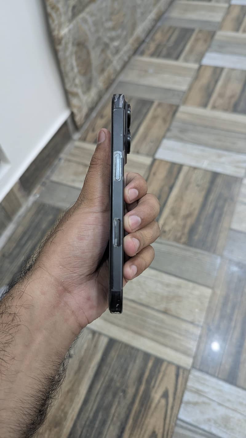 Apple iPhone 16 Pro 3